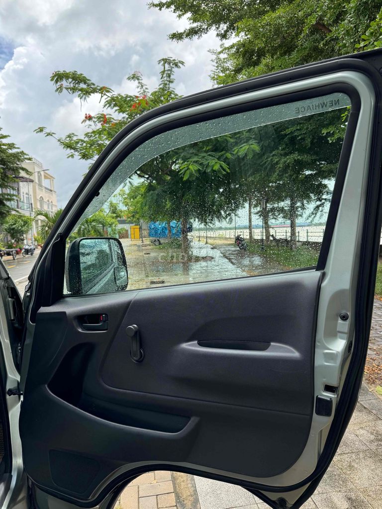 Toyota Hiace 2010 - ảnh 3