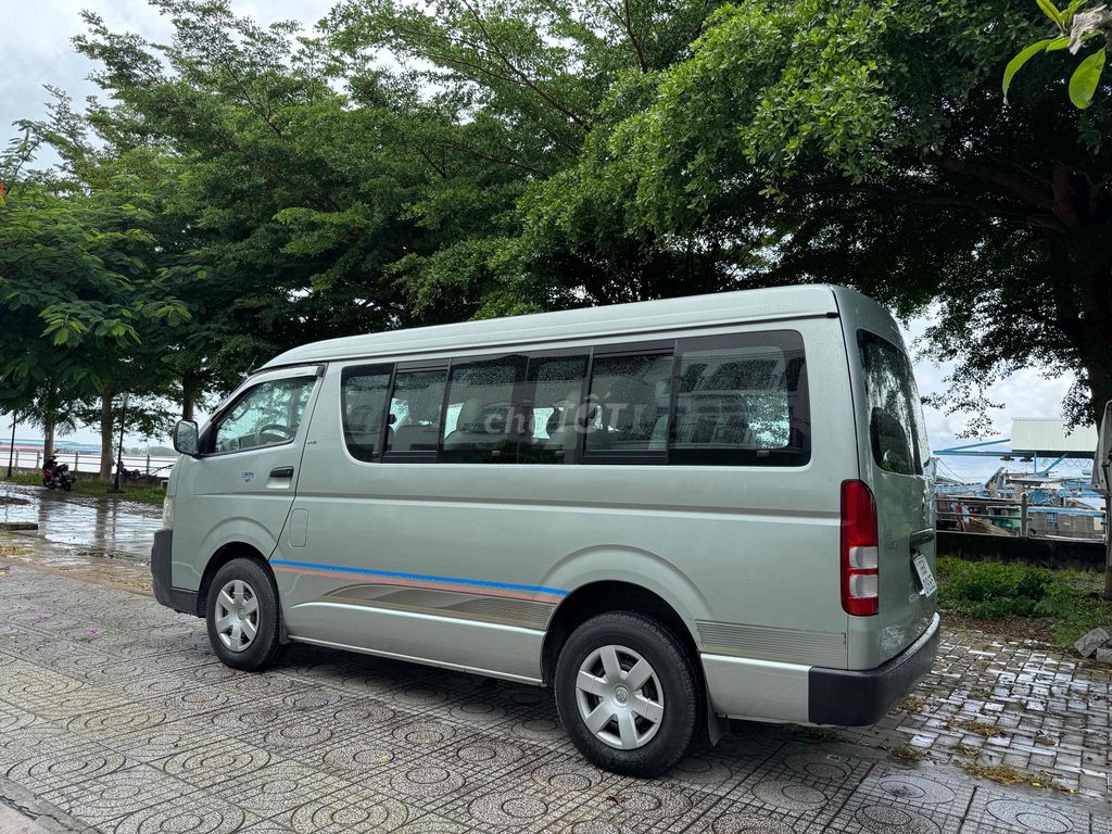 Toyota Hiace 2010 - ảnh 4