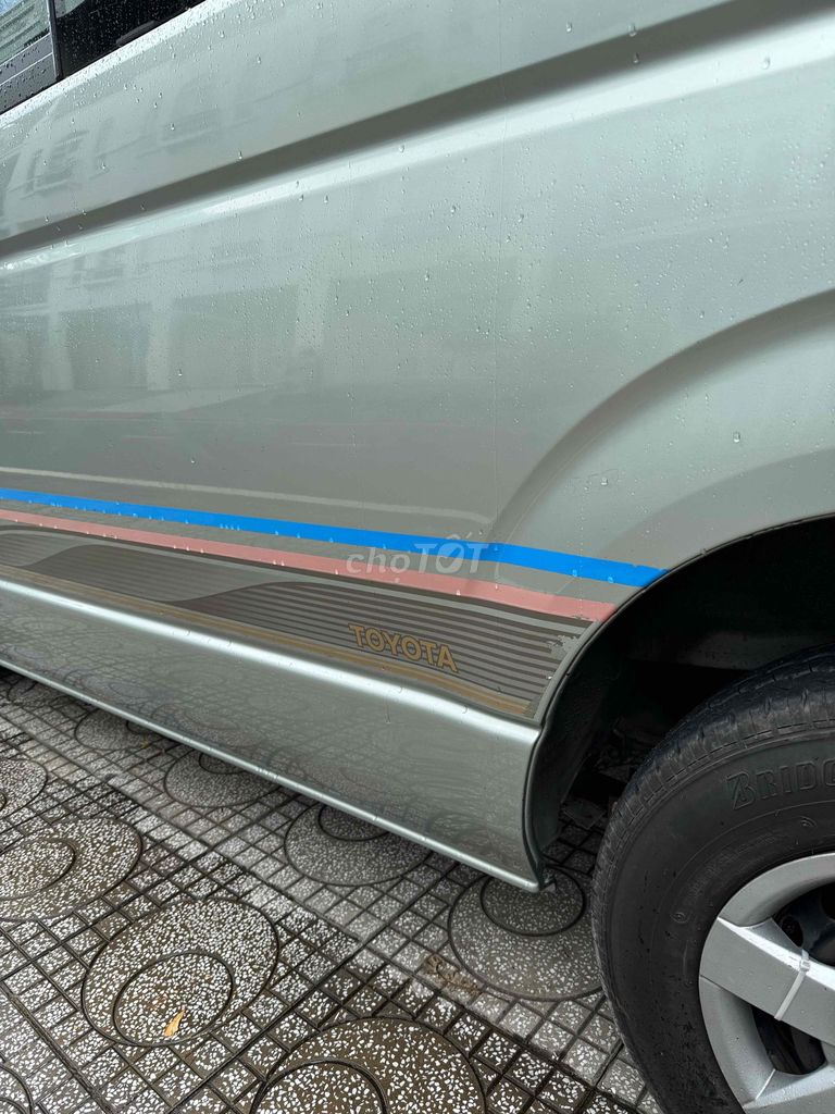 Toyota Hiace 2010 - ảnh 5