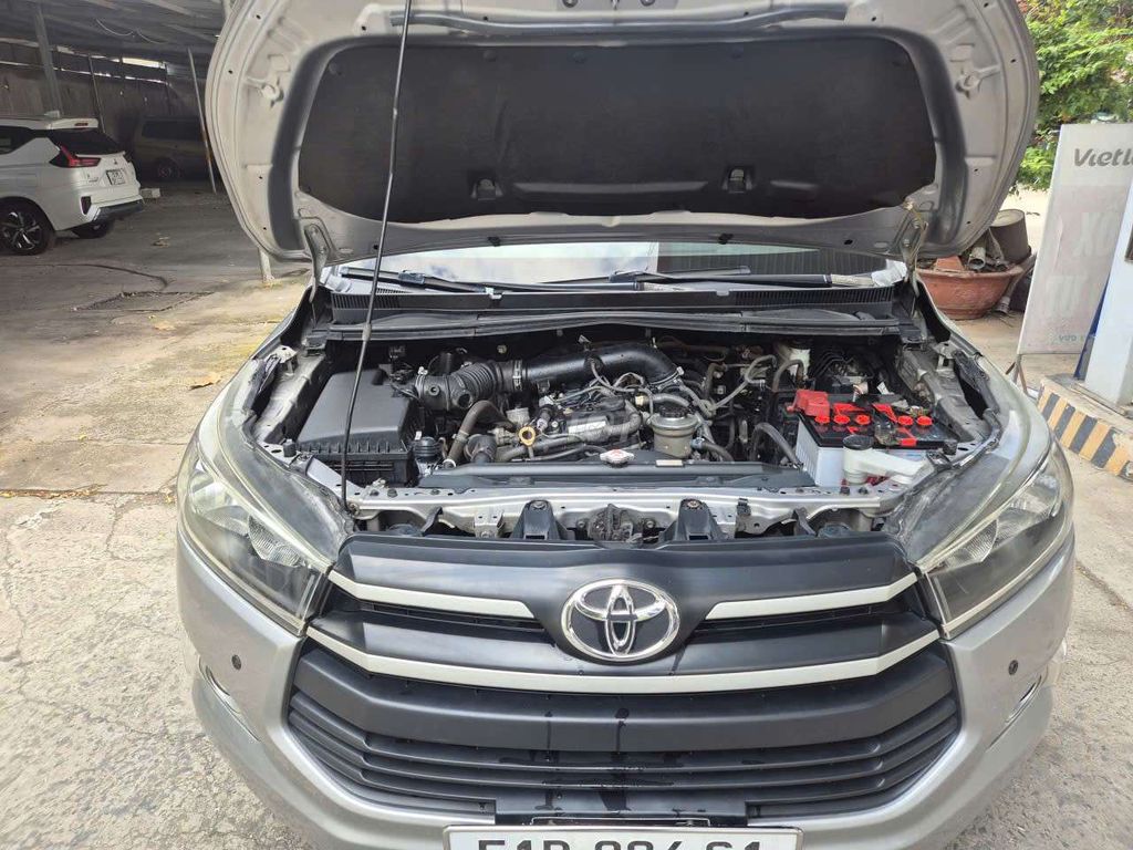 Toyota Innova - ảnh 1