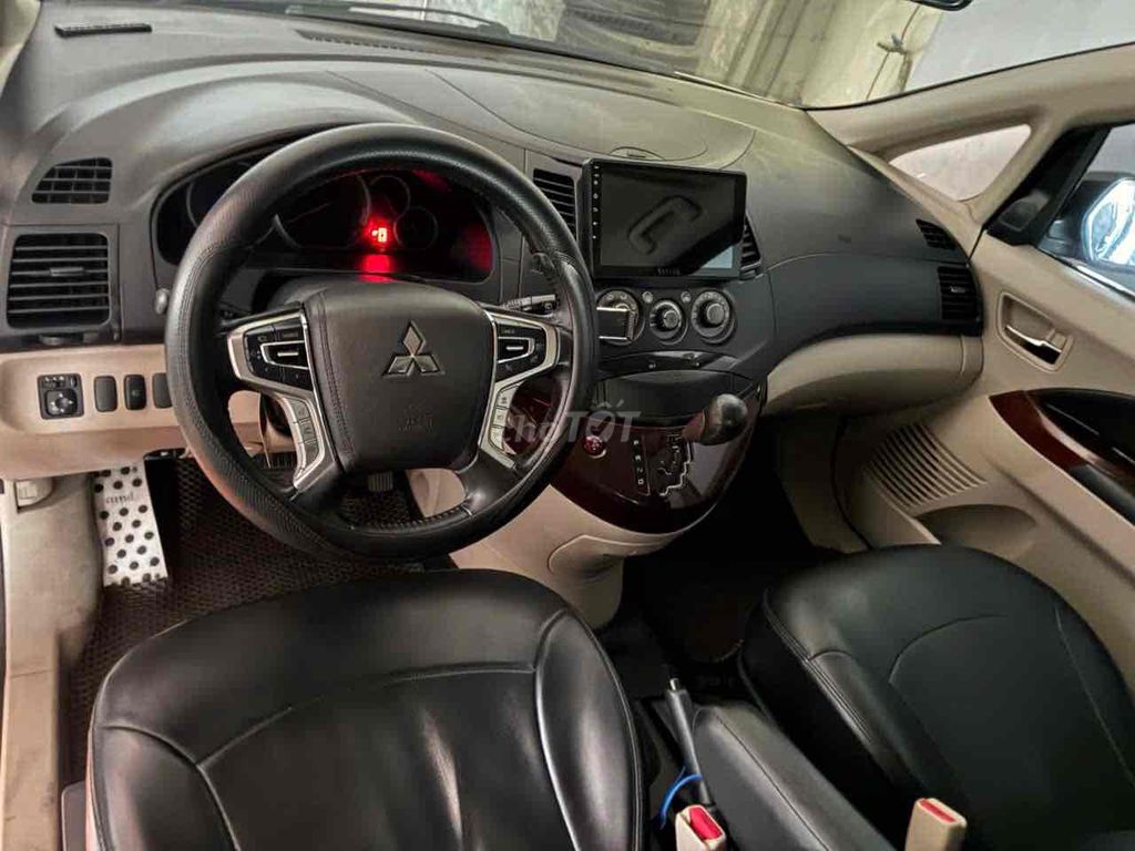 Mitsubishi Grandis 2009 - ảnh 3