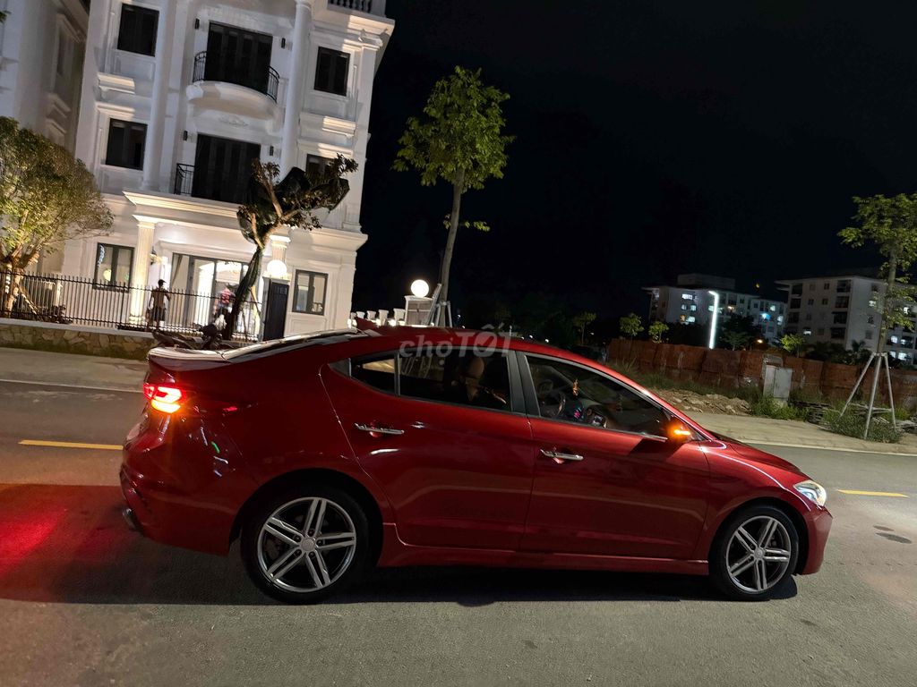 Hyundai Elantra - ảnh 4