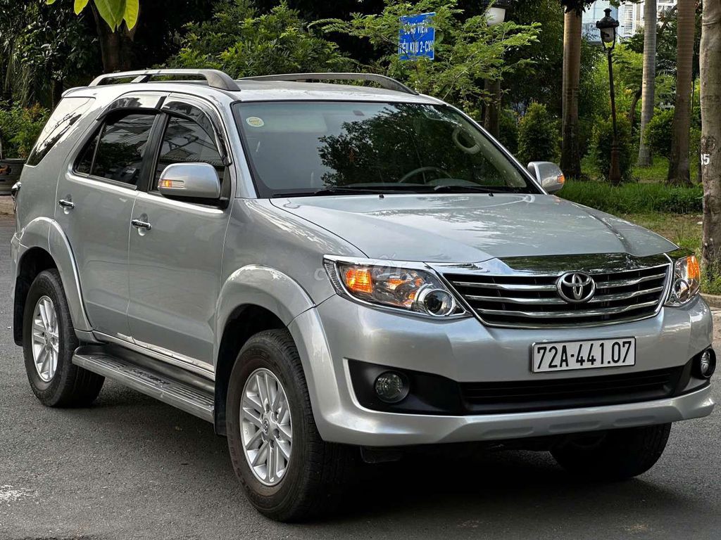 Toyota Fortuner 2012 - ảnh 3