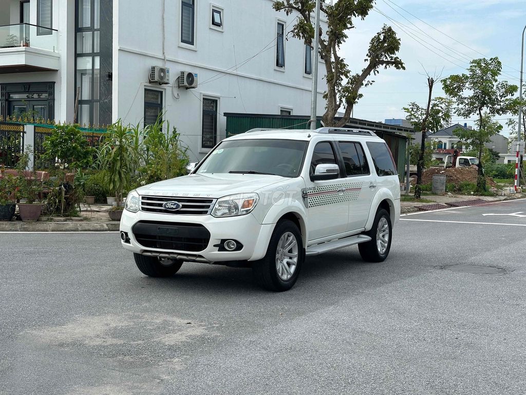 Ford Everest - ảnh 1