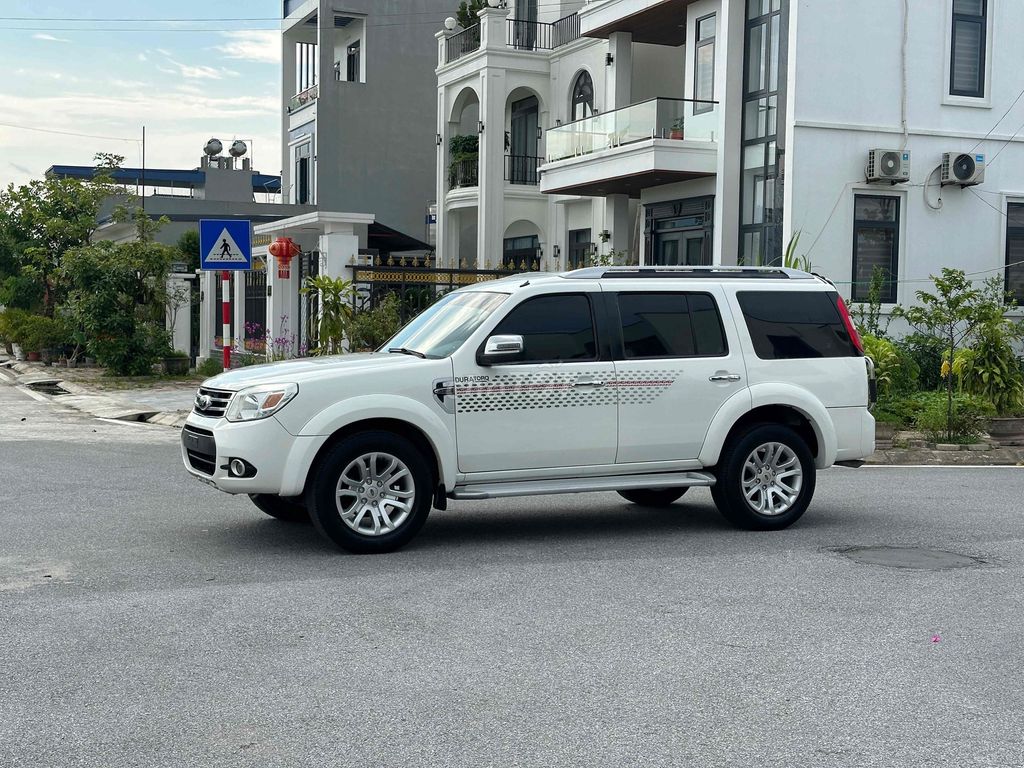 Ford Everest - ảnh 2