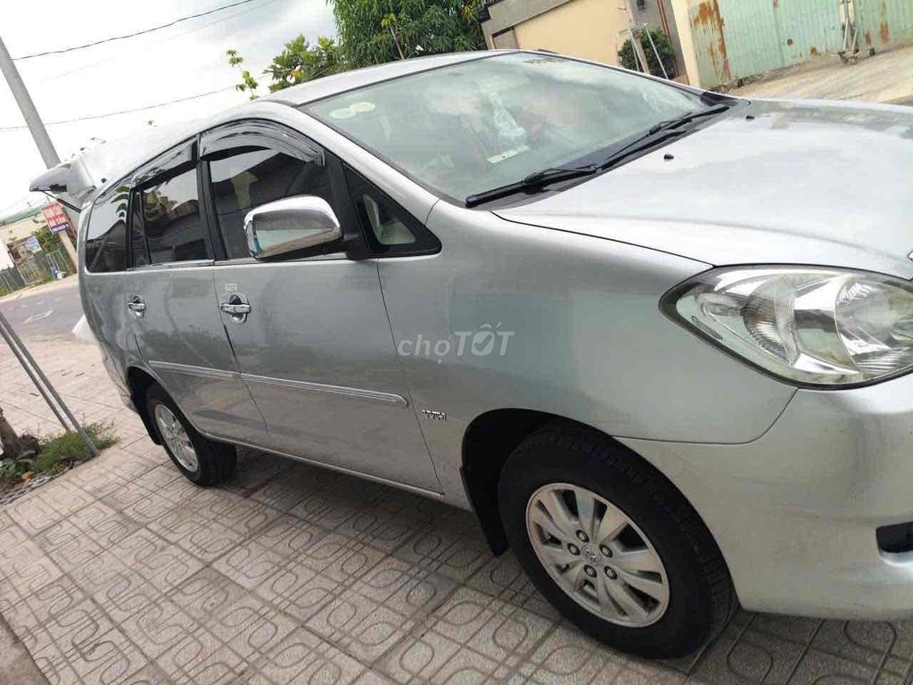 Toyota Innova - ảnh 3