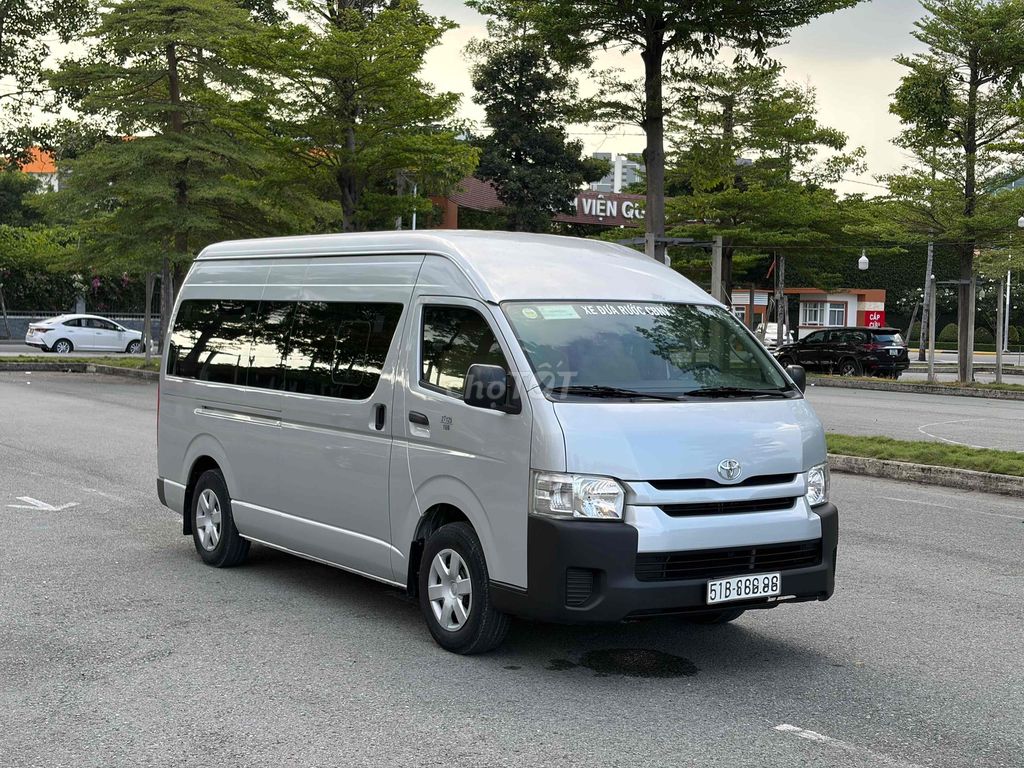 Toyota Hiace 2017 - ảnh 3