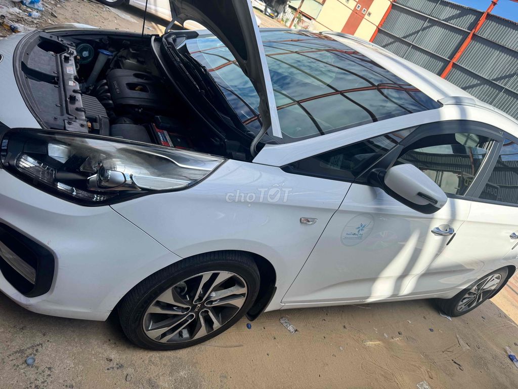 Kia Rondo - ảnh 2