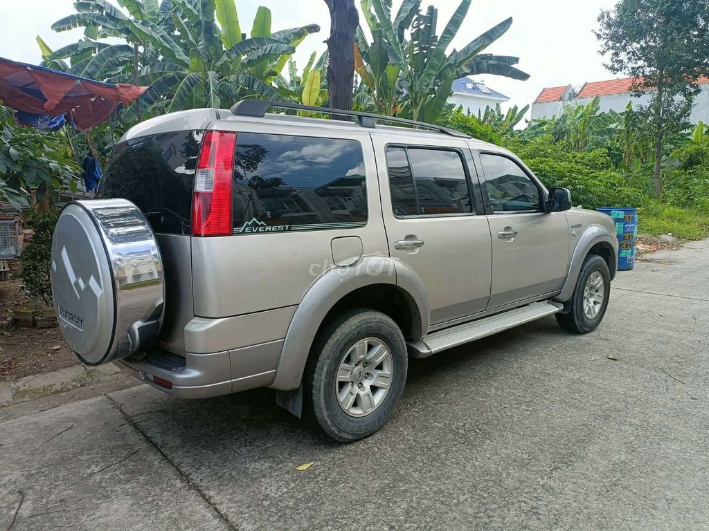 Ford Everest - ảnh 1