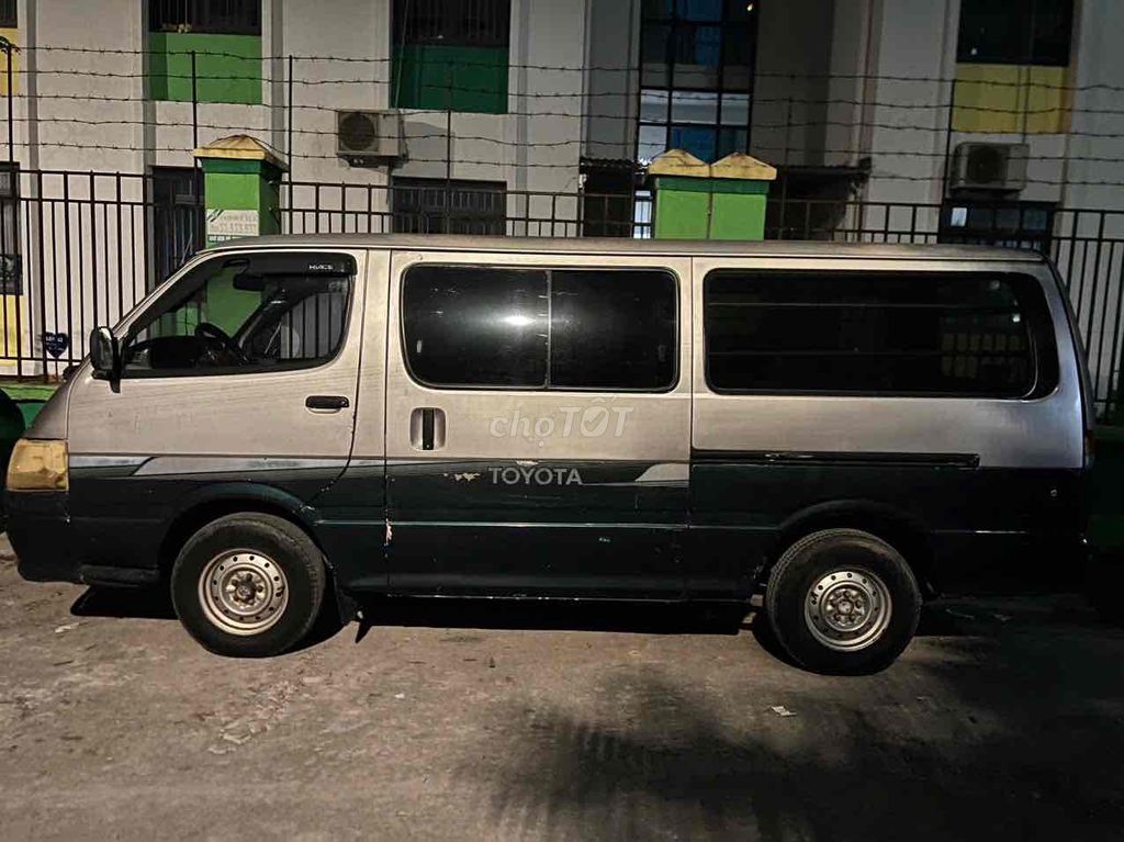 Toyota Hiace 2004 - ảnh 3
