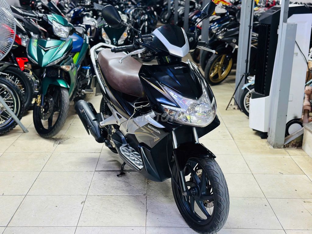 XE M 2010 - ảnh 2