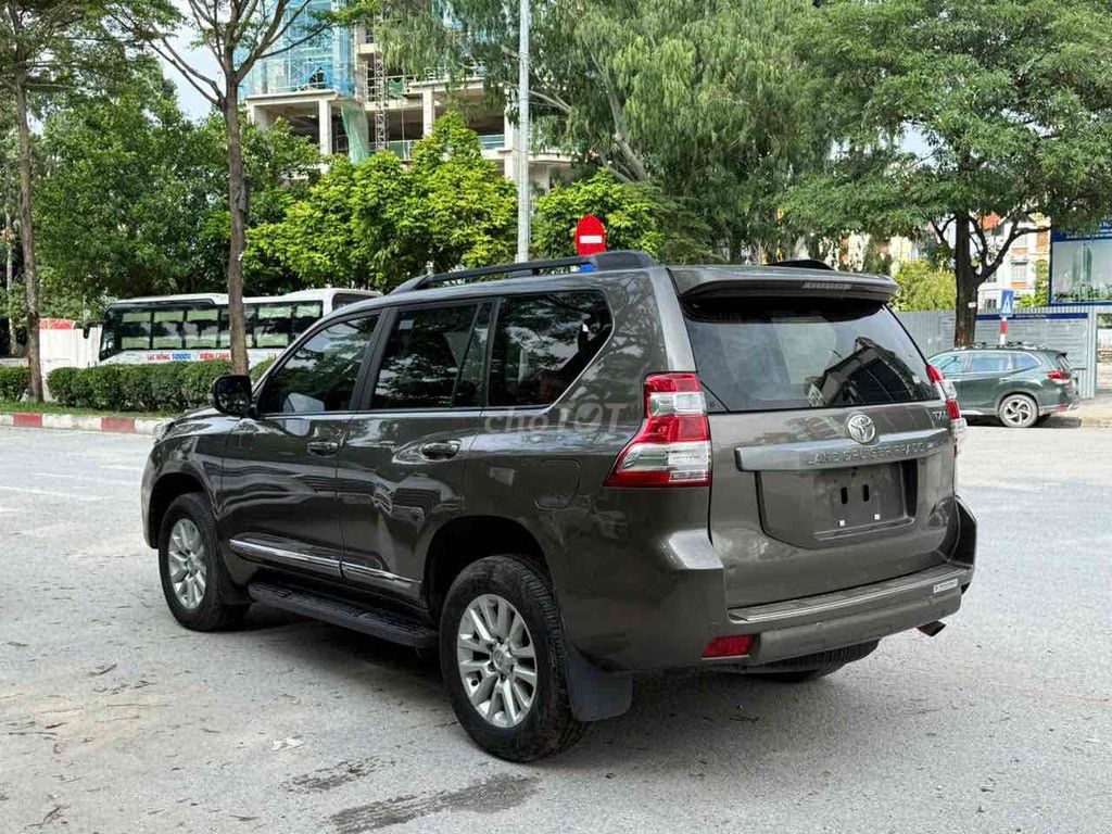 Toyota Land Cruiser Prado - ảnh 1