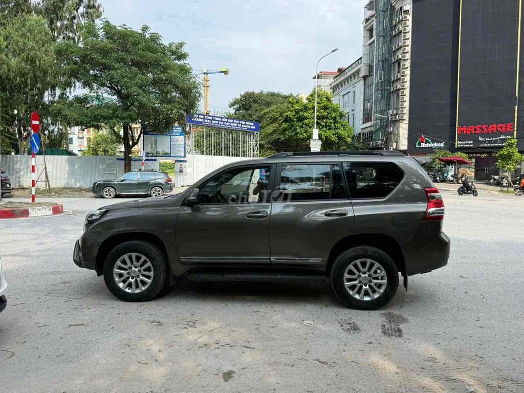 Toyota Land Cruiser Prado - ảnh 2