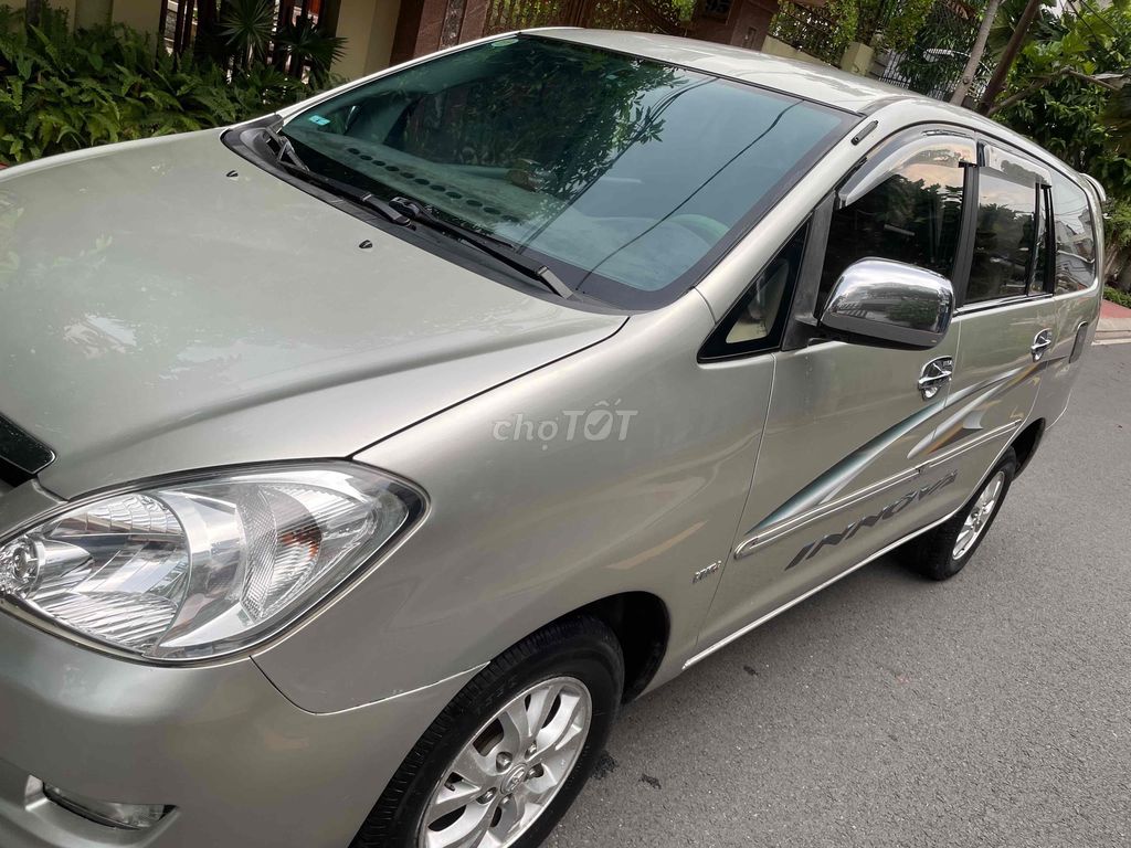 Toyota Innova - ảnh 1