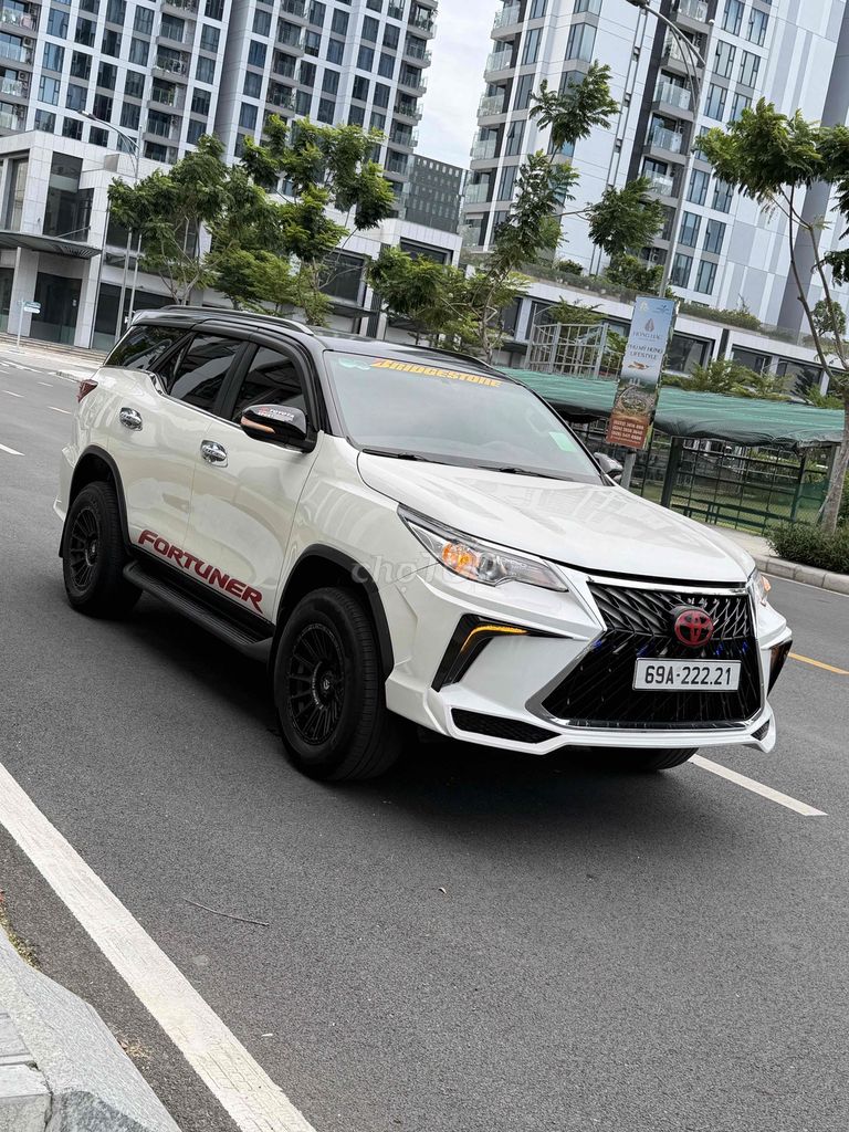 Toyota Fortuner - ảnh 2