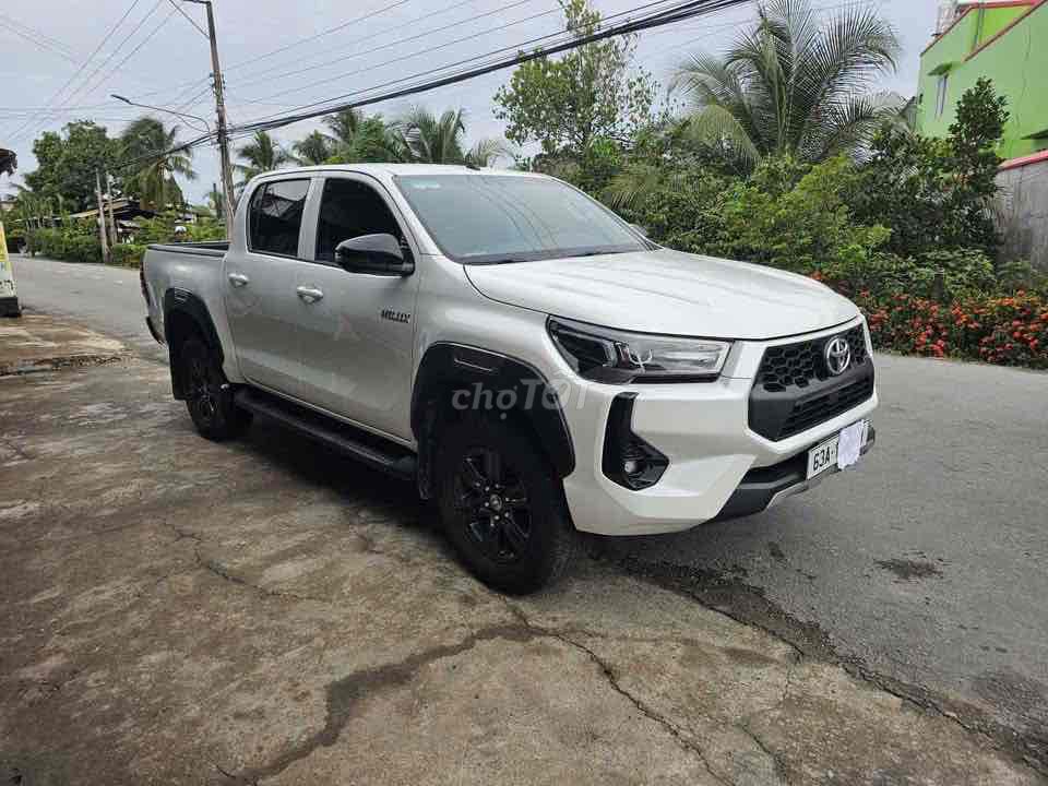 Toyota Hilux - ảnh 1
