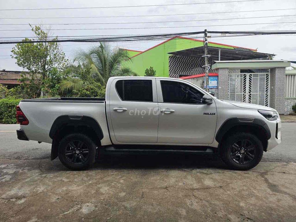 Toyota Hilux - ảnh 2
