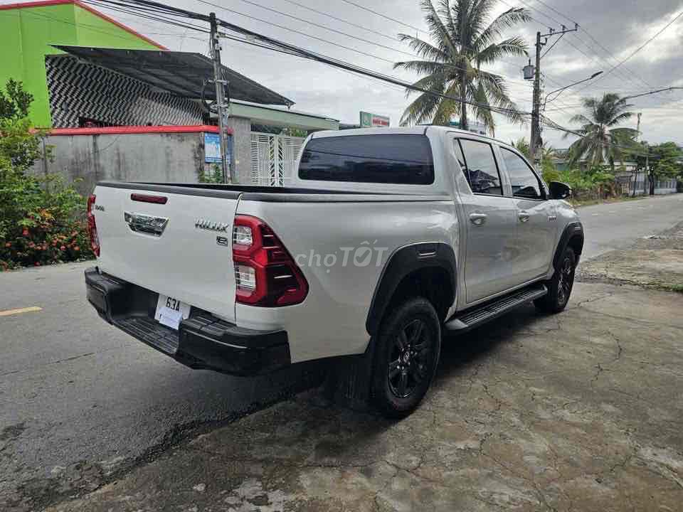 Toyota Hilux - ảnh 3
