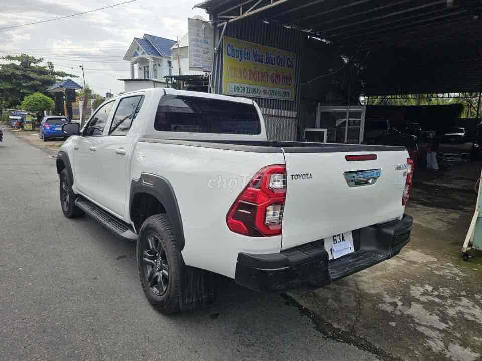 Toyota Hilux - ảnh 4