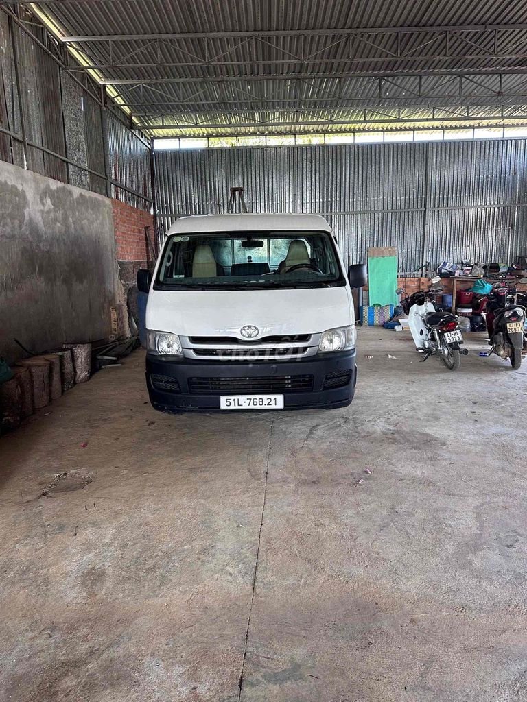 Toyota Hiace 2010 - ảnh 2