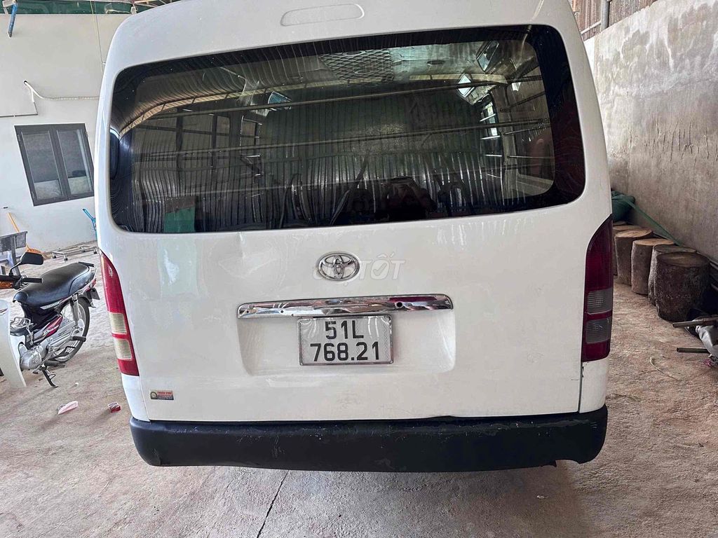 Toyota Hiace 2010 - ảnh 3