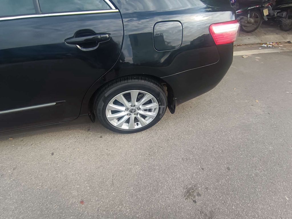 Toyota Camry - ảnh 2