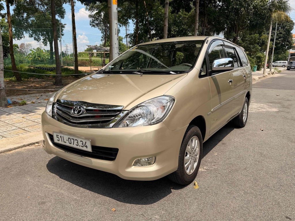 Toyota Innova 2010 - ảnh 2
