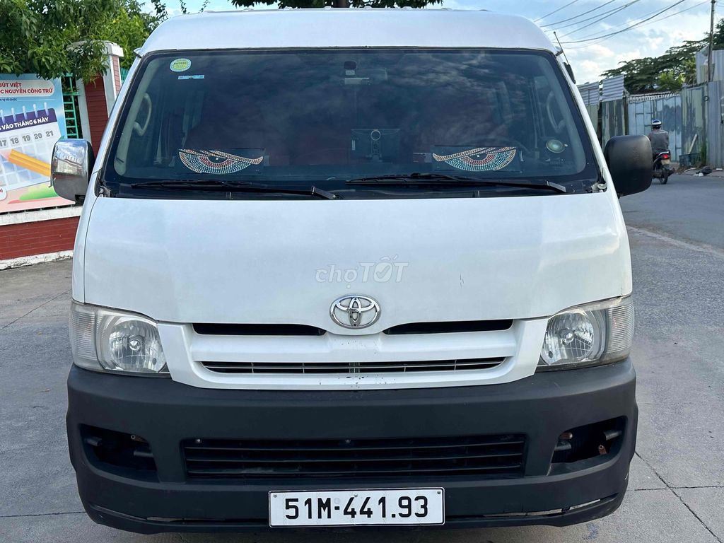 Toyota Hiace - ảnh 2