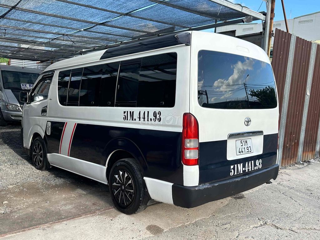 Toyota Hiace - ảnh 3