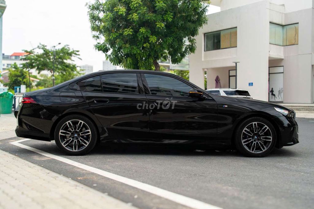 BMW 2025 - ảnh 2