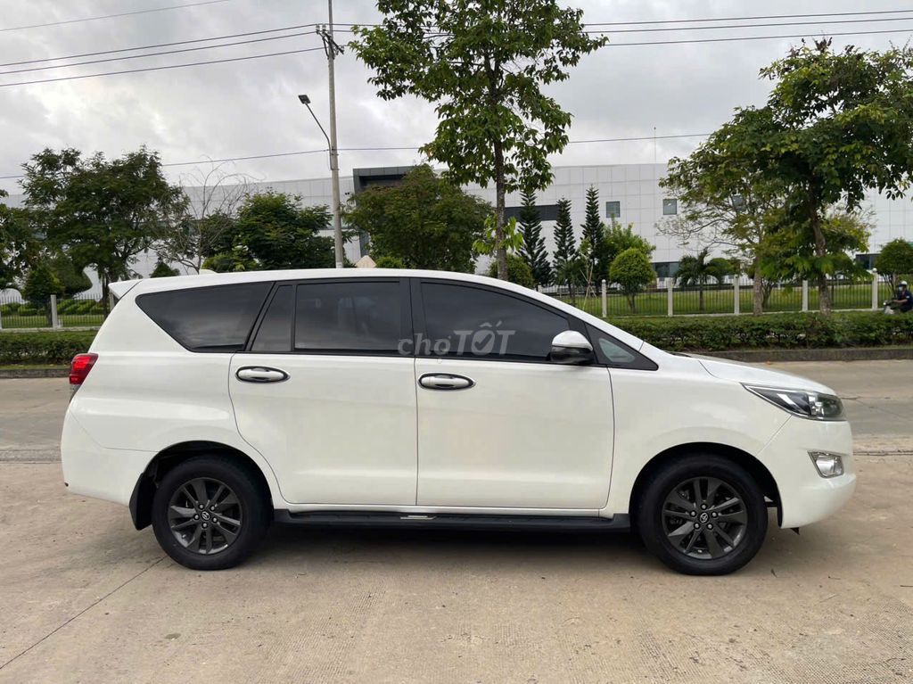 Toyota Innova - ảnh 5