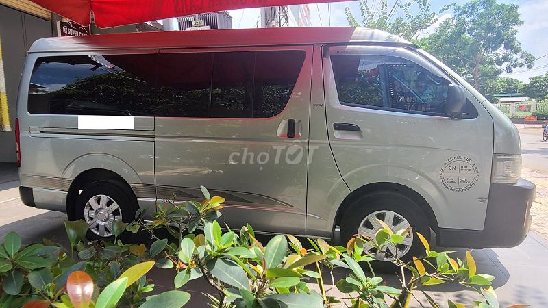 Toyota Hiace 2010 - ảnh 3