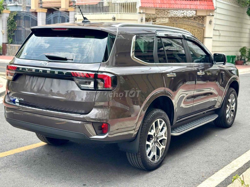 Ford Everest 2025 - ảnh 2